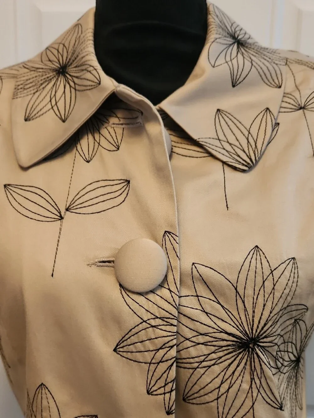 VINTAGE SilkLand Beige Floral-Print Blazer Jacket with Black Line Details